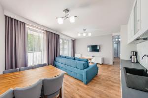 Televízia a/alebo spoločenská miestnosť v ubytovaní Apartamenty Cypel Helski
