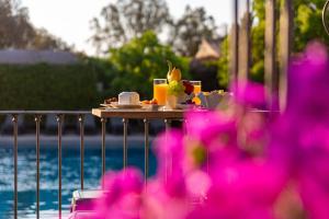 Bazén v ubytování Hôtel Le Roi Théodore & Spa nebo v jeho okolí