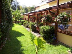 podwórko z budynkiem pełnym kwiatów i roślin w obiekcie B&B Villa Garden w mieście Chieti