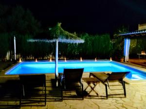 einen Pool mit einem Tisch und einem Sonnenschirm in der Unterkunft sa rapita paradise in Sa Ràpita
