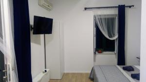 Televízia a/alebo spoločenská miestnosť v ubytovaní Studio apartman Adris