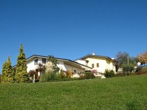 ein Haus auf einem Hügel mit grünem Rasen in der Unterkunft Hotel La Rua in Carre