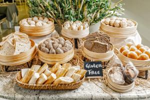 une table remplie de différents types de pain et de viennoiseries dans l'établissement Hotel Cristal Porto, à Porto