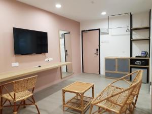 A television and/or entertainment centre at Bloommaze Boutique Hotel Klang