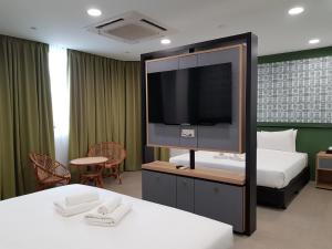 Televizors / izklaižu centrs naktsmītnē Bloommaze Boutique Hotel Klang