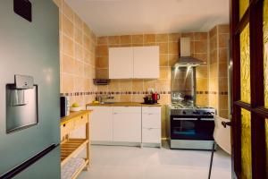 Kuchyň nebo kuchyňský kout v ubytování Alhaurin Old Town, Casa Flamingo, 2 bed apartment