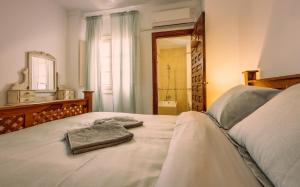 Postel nebo postele na pokoji v ubytování Alhaurin Old Town, Casa Flamingo, 2 bed apartment