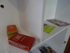 tres libros sentados en la parte superior de un estante en Studio Walla Confort Centre en Montbrun-les-Bains