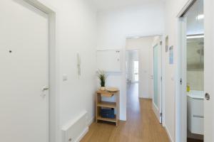 um corredor branco com um lavatório e uma mesa em Lovely Flat with Charming Terrace by Host Wise em Vila Nova de Gaia