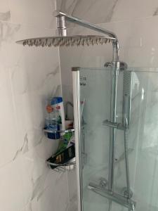 een douche in een badkamer met een glas bij Entire 6 Bed 5 Star Luxury House FREE WiFi nice views in Burnley