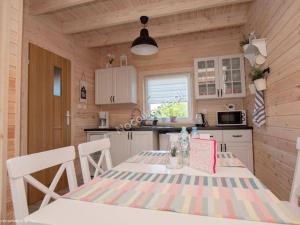 cocina con mesa y sillas en una habitación en Domki letniskowe U Tamary, en Grzybowo