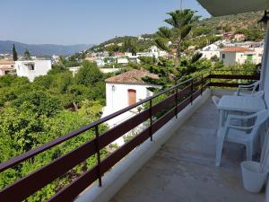 einen Balkon mit einem Tisch und Stühlen sowie Aussicht in der Unterkunft Kaikas Studios & Apartments in Poros