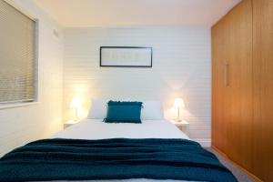 Llit o llits en una habitació de Hensman 5 - 1BRM Unit with Courtyard & Parking