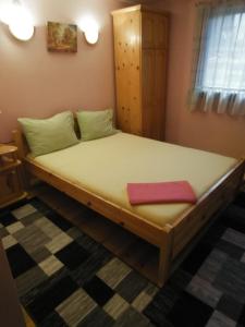 Una cama en una habitación con avertisementatronatronstrationstrationstrationstrationstrationstrationstrationstrationstration en Family Hotel Shisharka en Batak