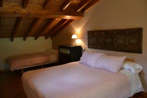 En eller flere senge i et værelse på Apartamentos Rurales La Cirigüeña