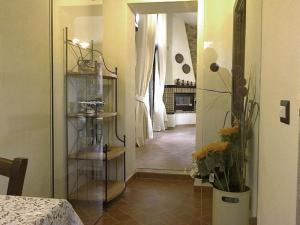 a room with a hallway with a table and a room with at Podere Casalbosco - Idromassaggio e panorama in Rapolano Terme