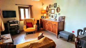 un soggiorno con un divano e una TV di Casa di Maria a Rethymno Altre 23 foto