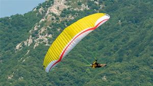 una persona montando un paracaídas en el aire en Villa Maria, en Gemona del Friuli