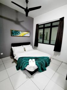 Voodi või voodid majutusasutuse 0803 Family Suites Bukit Indah TVbox Wifi Games Toy toas