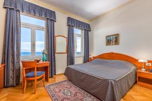 Postel nebo postele na pokoji v ubytování Hotel Galeb + 32 fotografií
