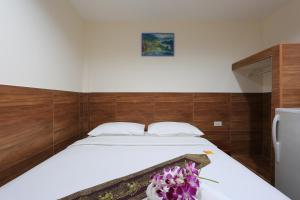 Tempat tidur dalam kamar di The Siam Guest House - SHA Extra Plus