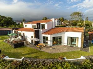 eine Luftansicht eines Hauses mit Hof in der Unterkunft Vale Dos Milhafres in Angra do Heroísmo