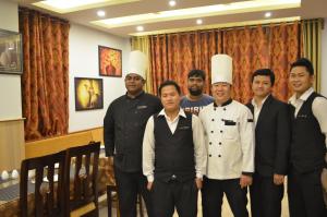 un groupe de chefs posant une photo dans l'établissement The Golden Crest, à Gangtok