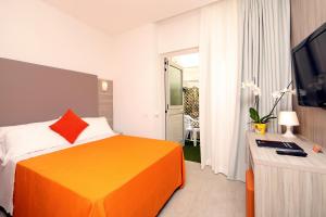 Łóżko lub łóżka w pokoju w obiekcie Hotel Simi Lan