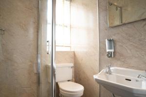 A bathroom at Llandudno Hostel