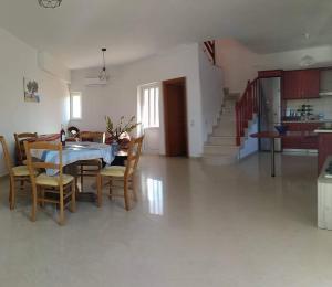 ein Esszimmer und eine Küche mit einem Tisch und Stühlen in der Unterkunft House of Light in Sitia