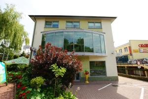 Un edificio con muchas ventanas. en Hotel Finezja, en Świdnik