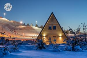 a small house in the snow at night at Tuhamäe hosteli puhkemaja in Kiviõli