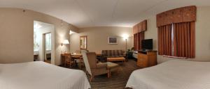 Postel nebo postele na pokoji v ubytování Humphry Inn and Suites