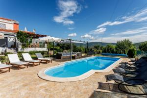 Bazén v ubytování Luxury Villa Nadalina-Dicmo nebo v jeho okolí