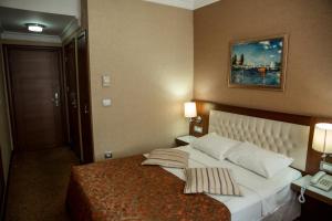 Postel nebo postele na pokoji v ubytování Yuksel Hotel
