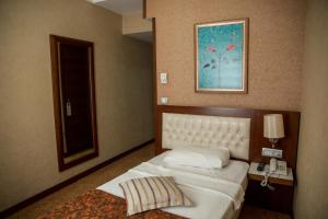 Postel nebo postele na pokoji v ubytování Yuksel Hotel
