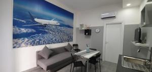 een woonkamer met een vliegtuigschilderij aan de muur bij Sky house Napoli in Napels