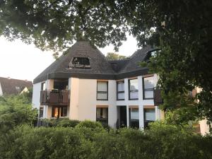 グリュックスブルクにあるFerienwohnung mit Meerblickの黒屋根の大白い家