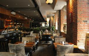 Um restaurante ou outro lugar para comer em Hotel Place D'Armes