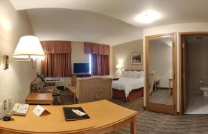 TV a/nebo společenská místnost v ubytování Humphry Inn and Suites