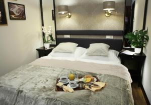 A bed or beds in a room at Chicago Vendégház