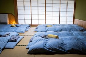 Rúm í herbergi á Toemu Nozawa Lodge