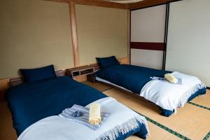 Rúm í herbergi á Toemu Nozawa Lodge