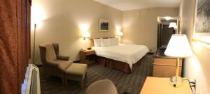 Postel nebo postele na pokoji v ubytování Humphry Inn and Suites