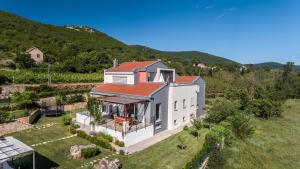 eine Luftansicht eines weißen Hauses mit einem Hof in der Unterkunft Luxury Villa Nadalina-Dicmo in Dugopolje