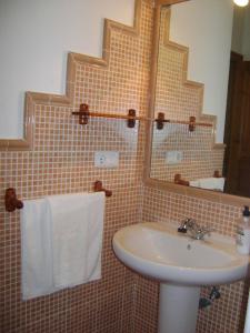 łazienka z umywalką i lustrem w obiekcie Apartamentos Dos Robles w mieście Somo +13 zdjęć