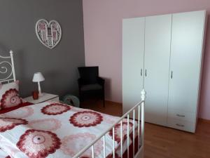 um quarto com uma cama e um armário branco em Ferienwohnung zum Schuster em Halbe