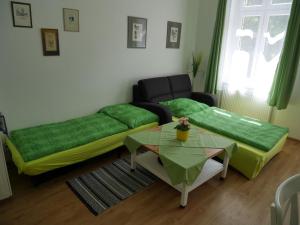 カルロヴィ・ヴァリにあるMoskevská 40のリビングルーム(ソファ、テーブル付)