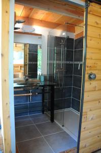 bagno con doccia e lavandino di Tipis Du Petit Buisson a Saint-Antonin-de-Lacalm