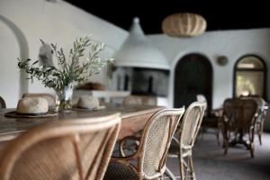 ein Esszimmer mit einem Holztisch und Stühlen in der Unterkunft Villa Arnica in Lana